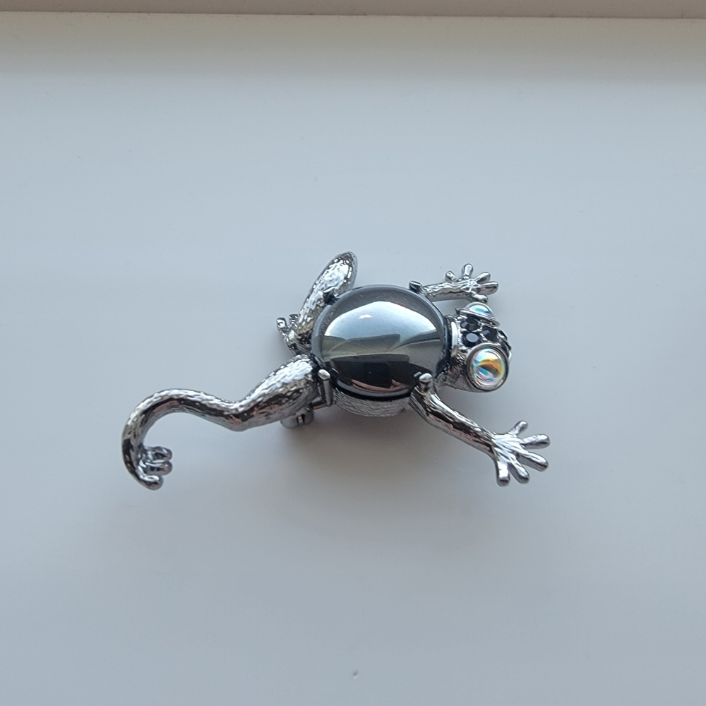 Vintage 5th avenue Silver frog brooch with hematite crystal back signed butler